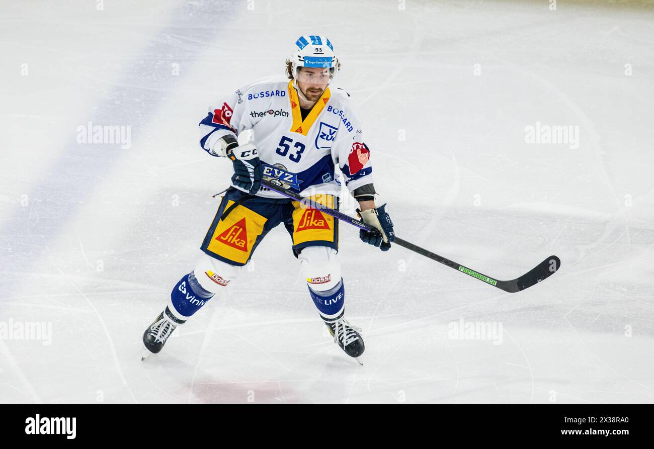 EV Zug Verteidiger #53 Adam Almquist während dem Spiel gegen den EHC Kloten in der Stimo Arena. (Kloten, Schweiz, 08.01.2023) Stock Photo