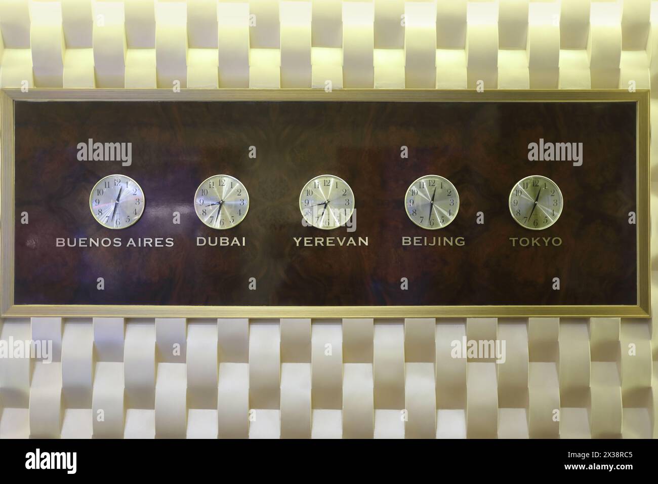 Different time zone clocks hi-res stock photography and images - Alamy