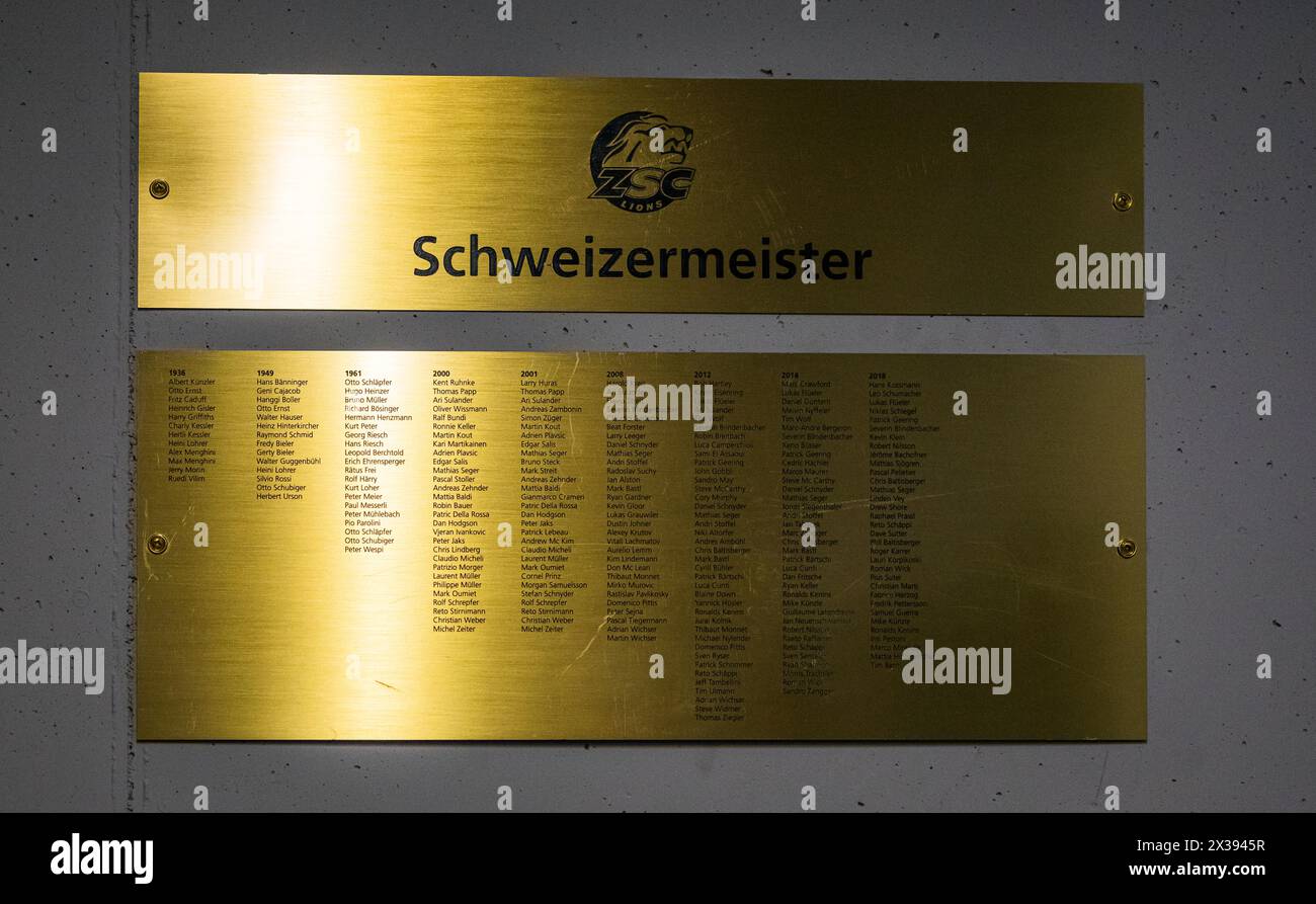 Auf einer goldenen Tafel sind die Spieler des jeweiligen Meisterjahrgangs namentlich aufgelistet. (Zürich, Schweiz, 06.09.2022) Stock Photo
