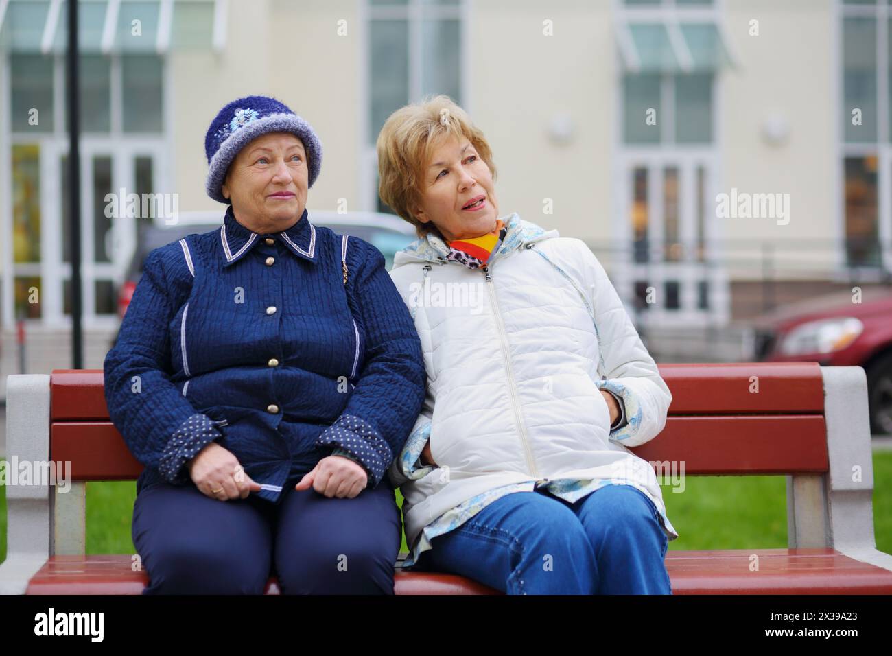Elderly women sit on bench hi-res stock photography and images - Alamy