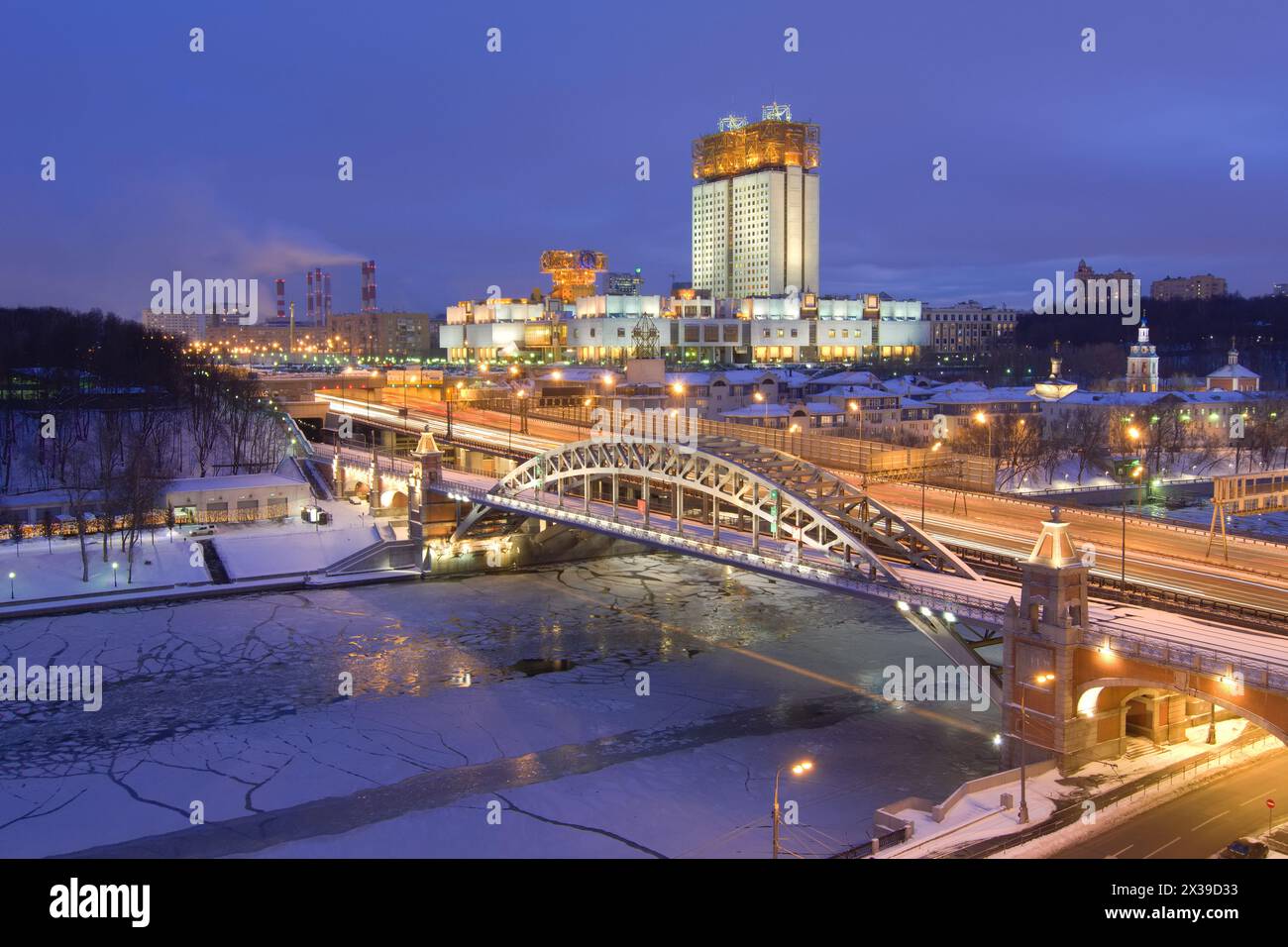 MOSCOW, RUSSIA - DEC 26, 2014: Building of Presidium of Russian Academy of Sciences, Bridge over Moskva River at evening in Moscow Stock Photo