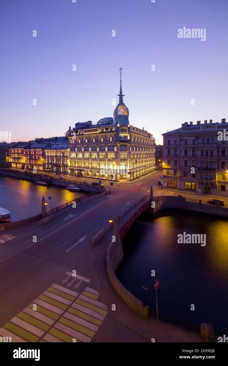 Trading house at Red bridge and Red bridge at night, St. Petersburg, Russia Stock Photo