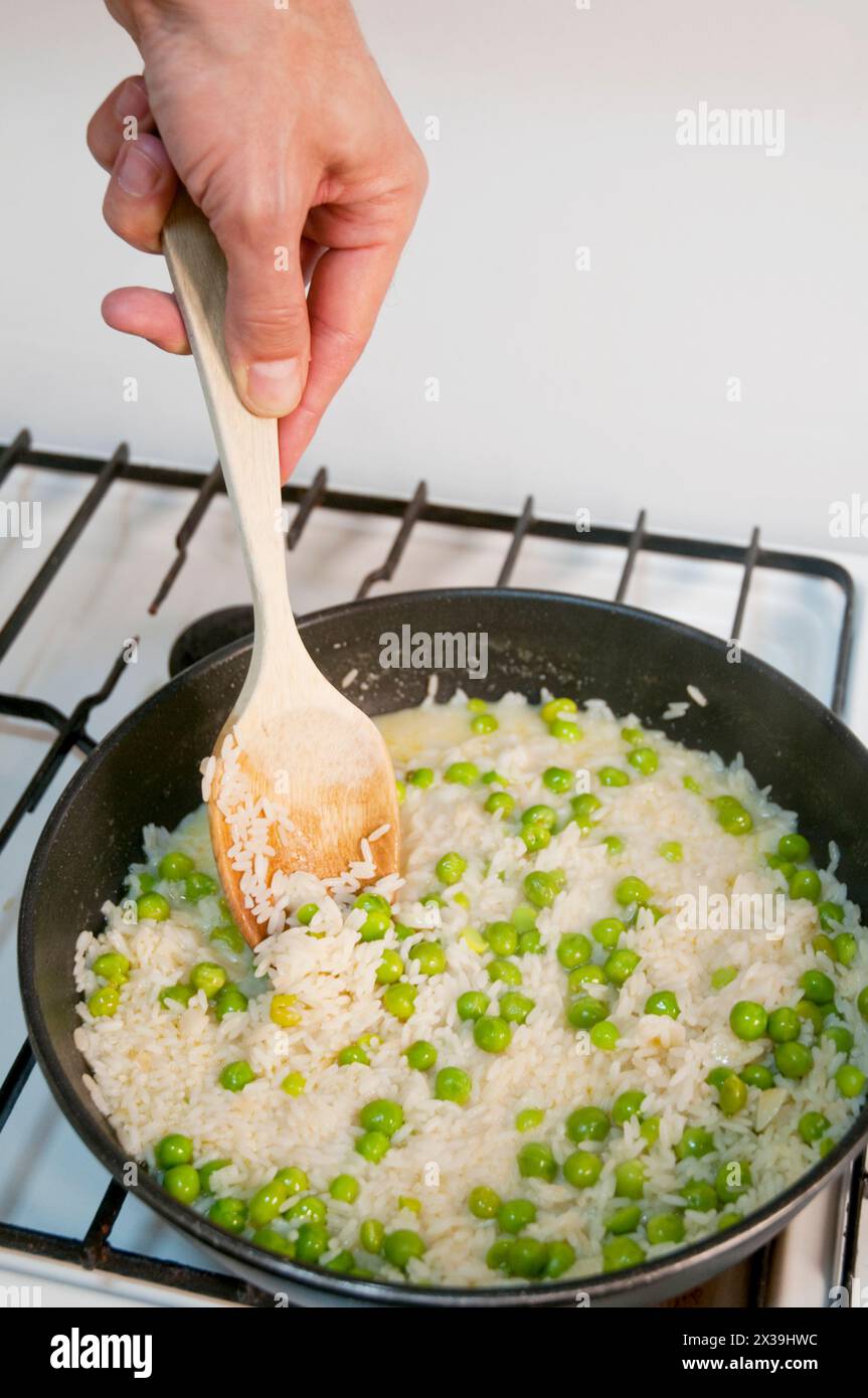 Hombre cocinando hi-res stock photography and images - Alamy