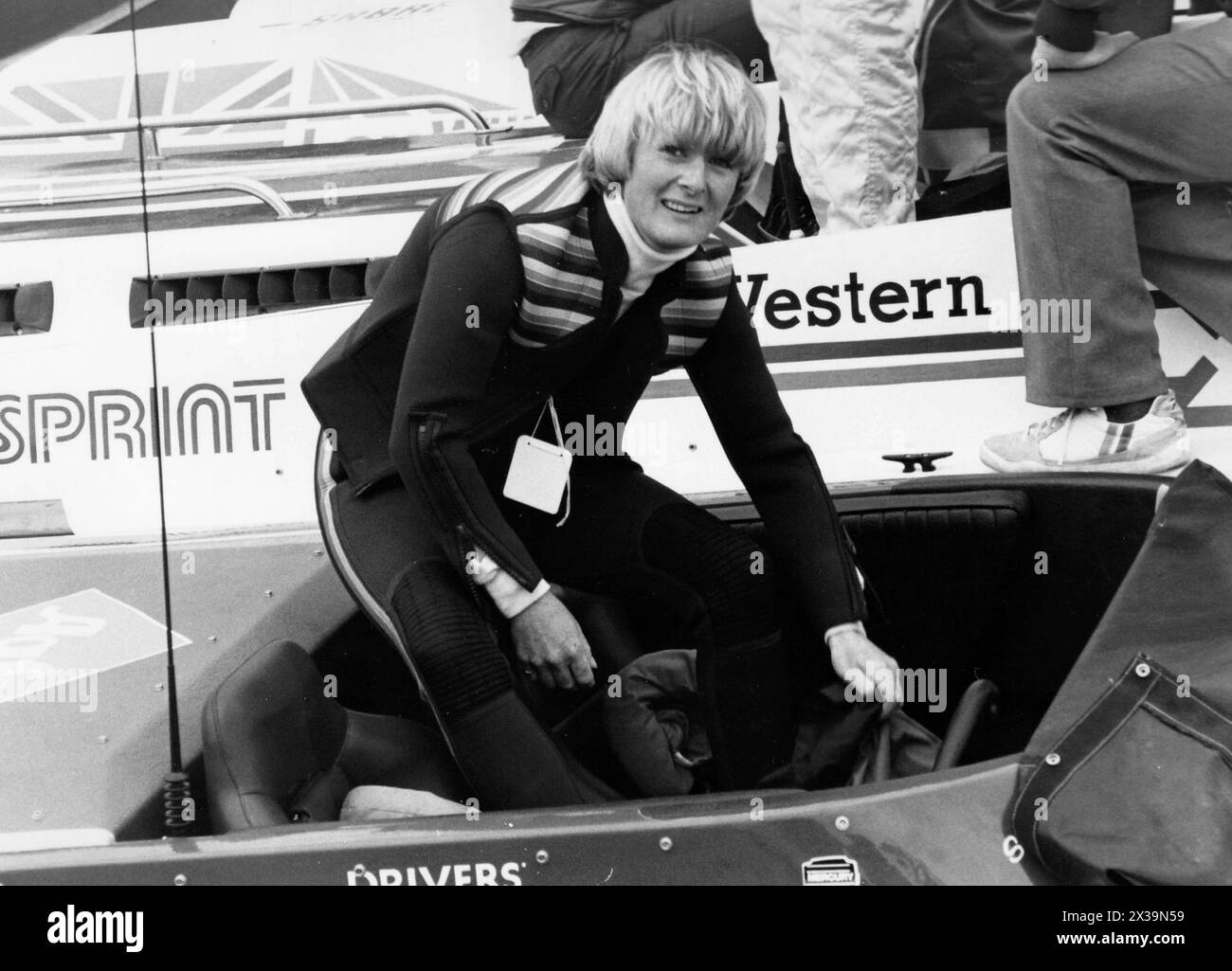 GINA CAMPBELL ,DAUGHTER OF SIR DONALD CAMPBELL, PREPARES FOR THE START OF THE ROUND BRITAIN POWER BOAT RACE AT SOUTHSEA. 1984 PIC MIKE WALKER 1984 Stock Photo