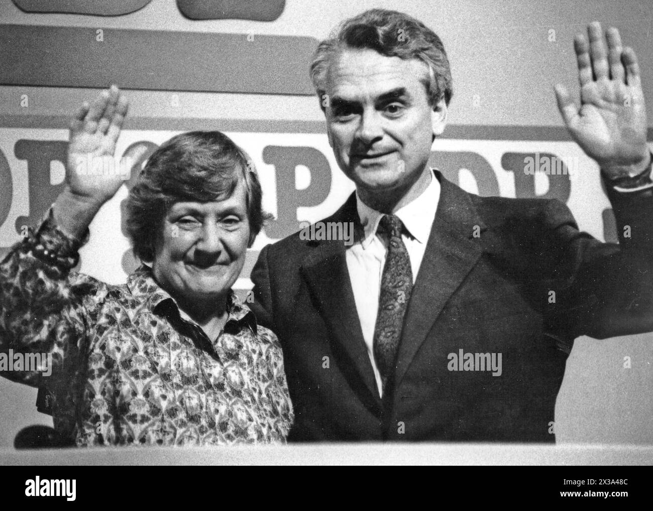 SHIRLEY WILLIAMS AND ROBERT McLELLAN AT THE SDP PARTY CONFERENCE, PORTSMOUTH 1987 PIC MIKE WALKER 1987 Stock Photo