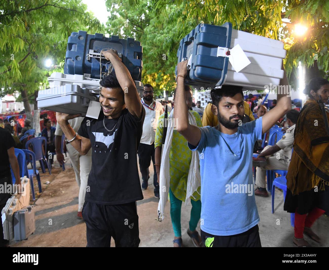 Bhagalpur, India. 25th Apr, 2024. BHAGALPUR, INDIA - APRIL 25: Polling officials carrying Electronic Voting Machines (EVMs) and Voter Varified Paper Audit Trail (VVVPAT) ahead of the second phase of voting for Lok Sabha election at Polytechnic College on April 25, 2024 in Bhagalpur, India. (Photo by Santosh Kumar/Hindustan Times/Sipa USA) Credit: Sipa USA/Alamy Live News Stock Photo