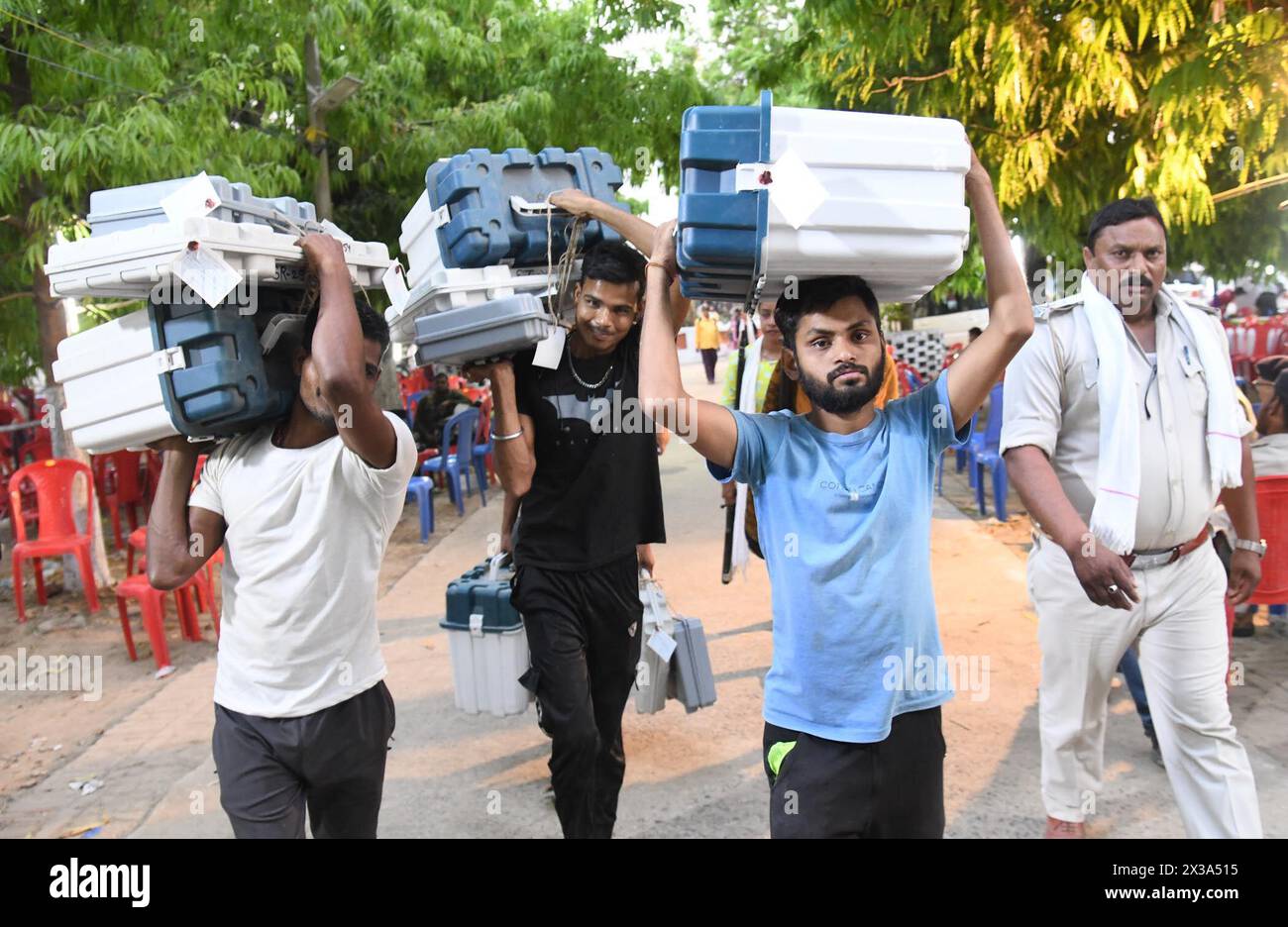 Bhagalpur, India. 25th Apr, 2024. BHAGALPUR, INDIA - APRIL 25: Polling officials carrying Electronic Voting Machines (EVMs) and Voter Varified Paper Audit Trail (VVVPAT) ahead of the second phase of voting for Lok Sabha election at Polytechnic College on April 25, 2024 in Bhagalpur, India. (Photo by Santosh Kumar/Hindustan Times/Sipa USA) Credit: Sipa USA/Alamy Live News Stock Photo