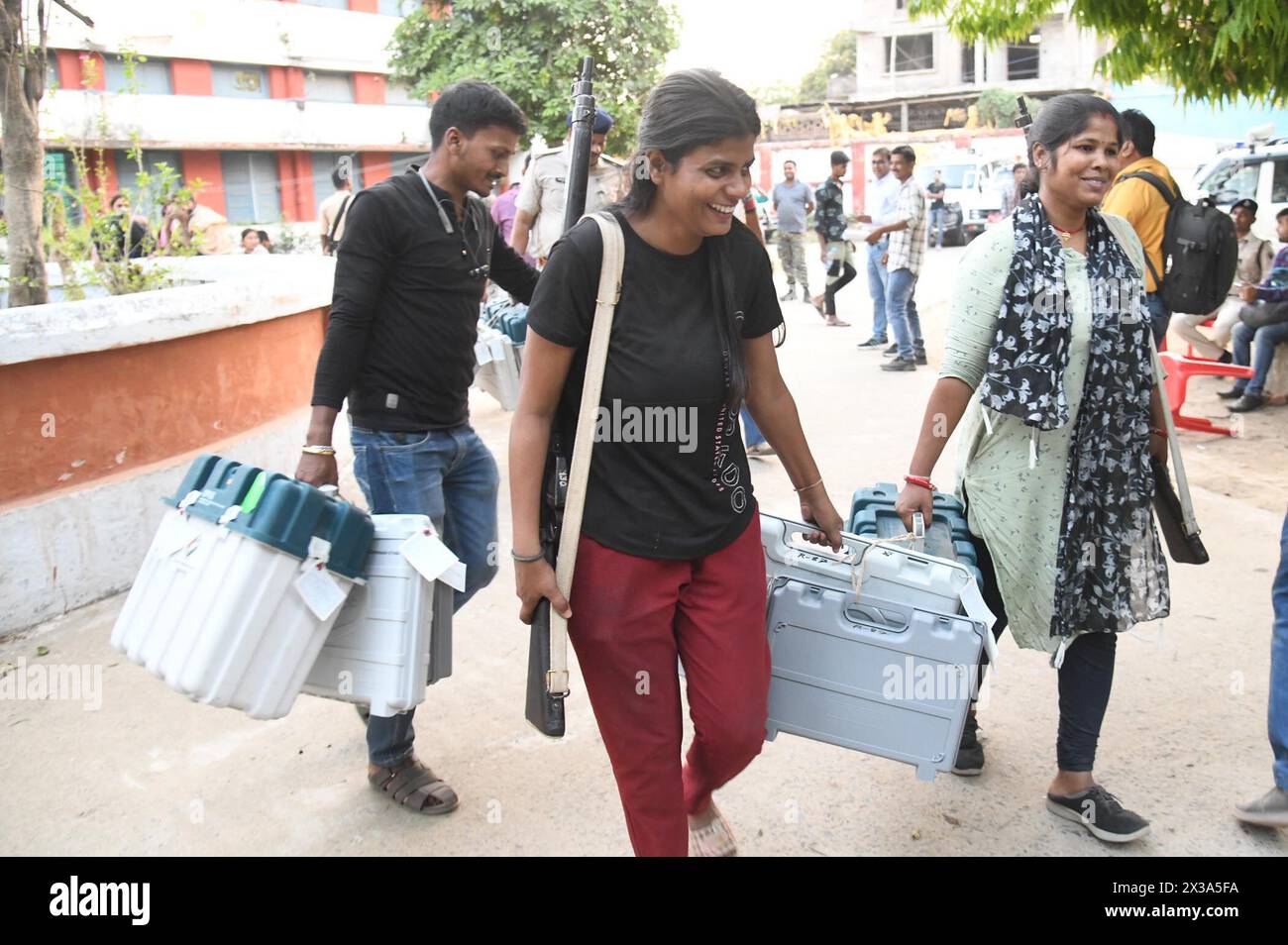 Bhagalpur, India. 25th Apr, 2024. BHAGALPUR, INDIA - APRIL 25: Polling officials carrying Electronic Voting Machines (EVMs) and Voter Varified Paper Audit Trail (VVVPAT) ahead of the second phase of voting for Lok Sabha election at Polytechnic College on April 25, 2024 in Bhagalpur, India. (Photo by Santosh Kumar/Hindustan Times/Sipa USA) Credit: Sipa USA/Alamy Live News Stock Photo