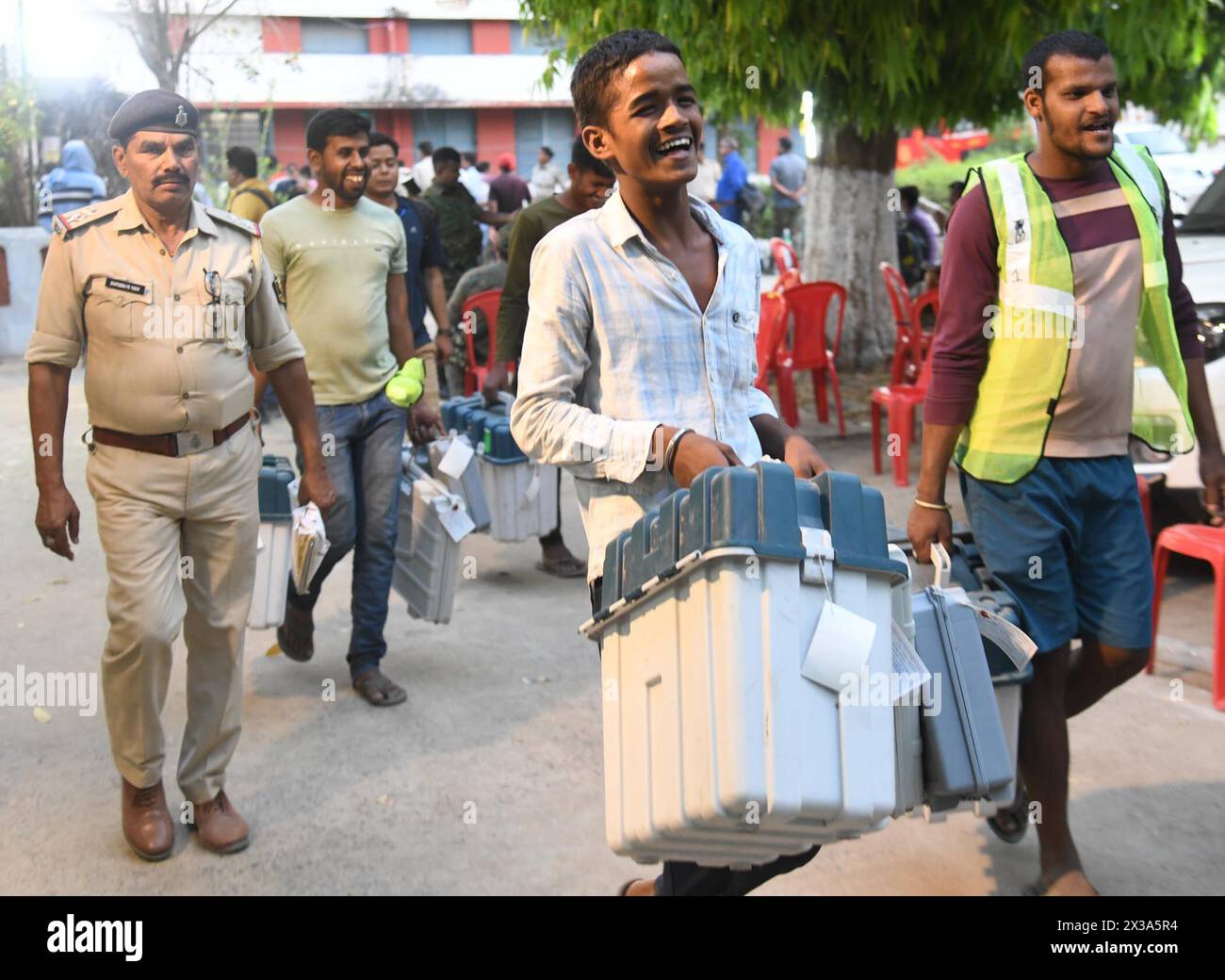 Bhagalpur, India. 25th Apr, 2024. BHAGALPUR, INDIA - APRIL 25: Polling officials carrying Electronic Voting Machines (EVMs) and Voter Varified Paper Audit Trail (VVVPAT) ahead of the second phase of voting for Lok Sabha election at Polytechnic College on April 25, 2024 in Bhagalpur, India. (Photo by Santosh Kumar/Hindustan Times/Sipa USA) Credit: Sipa USA/Alamy Live News Stock Photo