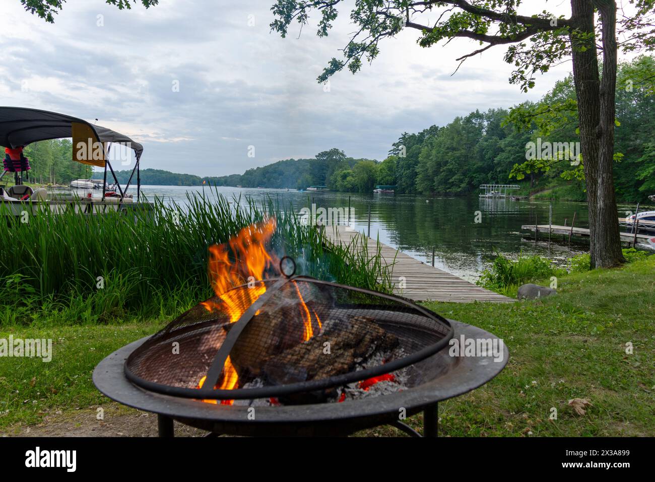 Campfire fun summer sunset hi-res stock photography and images - Alamy