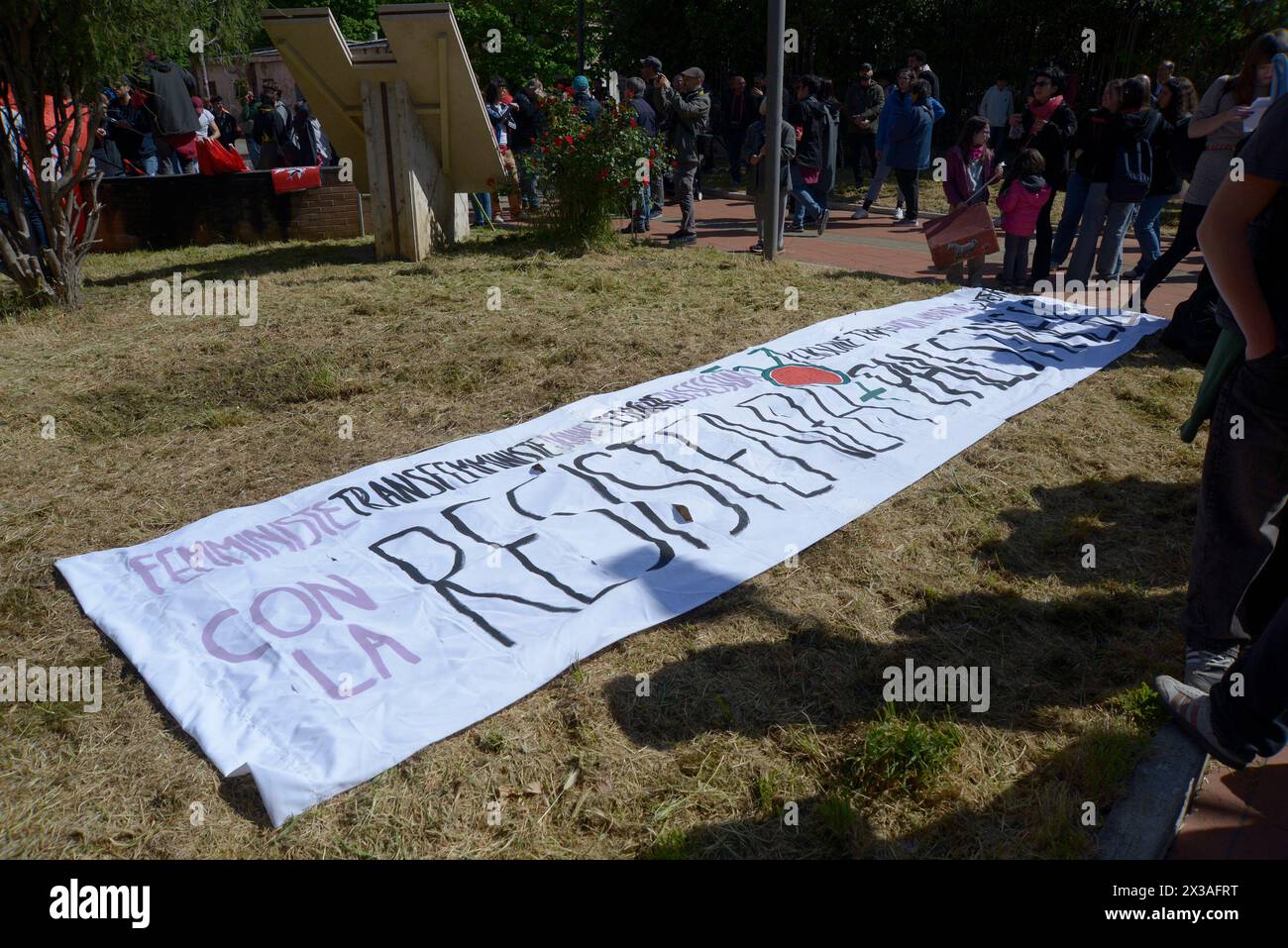 Roma, festa della liberazione 25 aprile 2024 - Corteo antifascista per le strade di Villa Gordiani e Centocelle Stock Photo