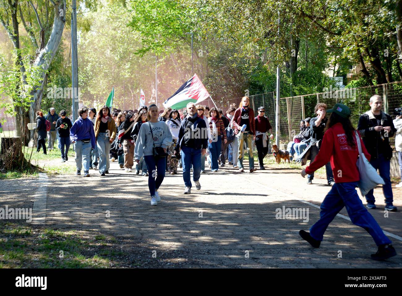 Roma, festa della liberazione 25 aprile 2024 - Corteo antifascista per le strade di Villa Gordiani e Centocelle Stock Photo