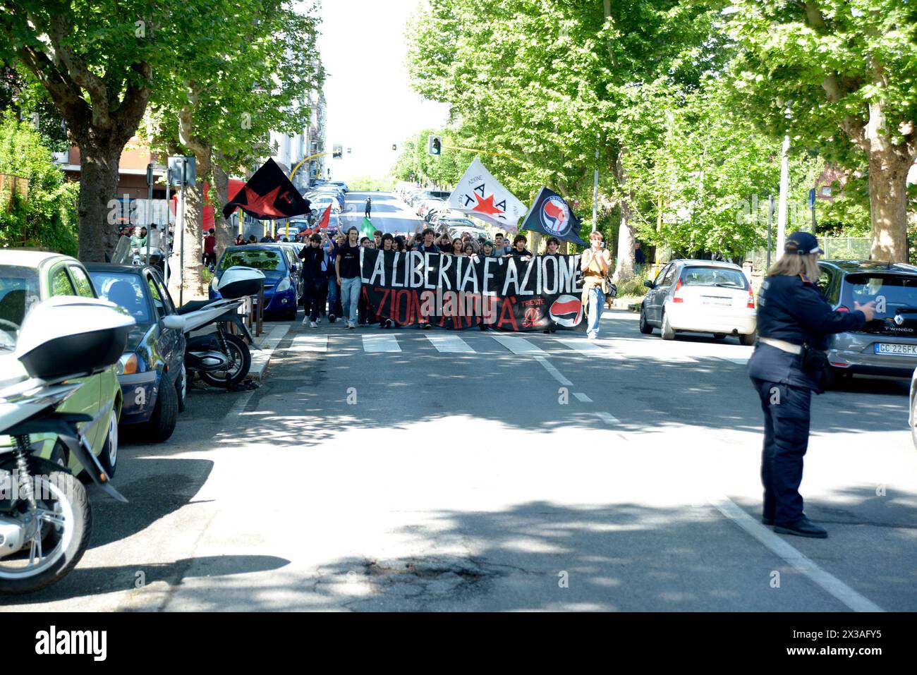 Roma, festa della liberazione 25 aprile 2024 - Corteo antifascista per le strade di Villa Gordiani e Centocelle Stock Photo