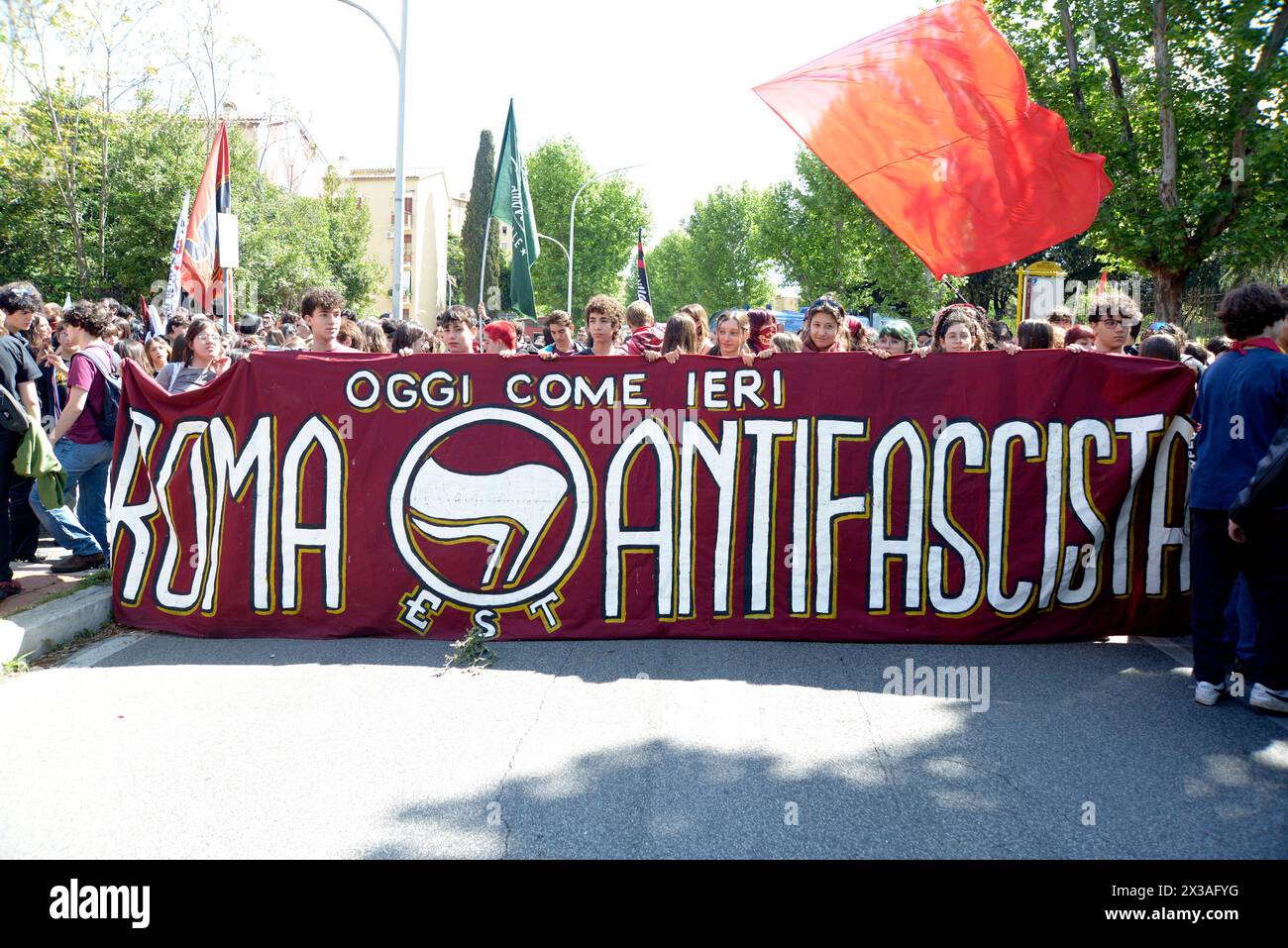 Roma, festa della liberazione 25 aprile 2024 - Corteo antifascista per le strade di Villa Gordiani e Centocelle Stock Photo