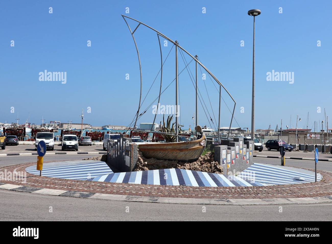 Termoli - Monumento delle Paranze sulla rotonda del porto Stock Photo