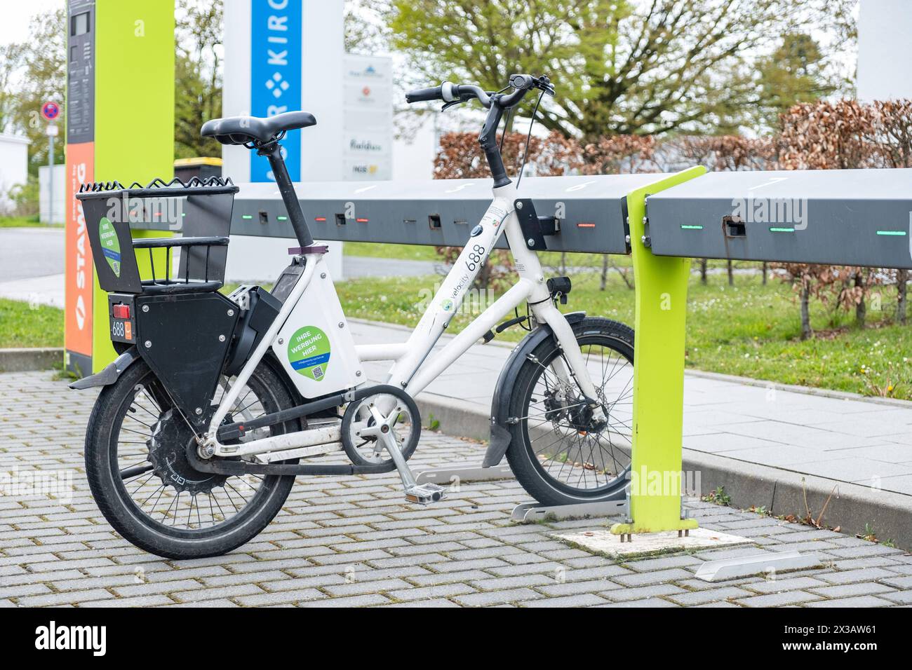 Fahrrad des insolventen Mietfahrradanbieters Velocity in Aachen am 25.  April 2024. GERMANY - AACHEN - DAILY Stock Photo - Alamy