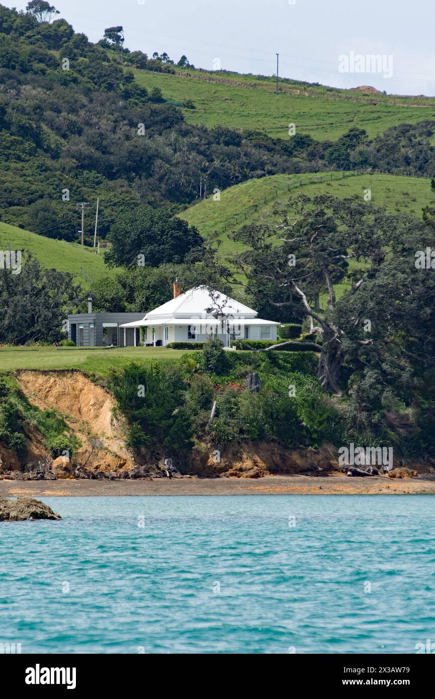 Mansions and fabulous houses of Waiheke island Stock Photo Alamy