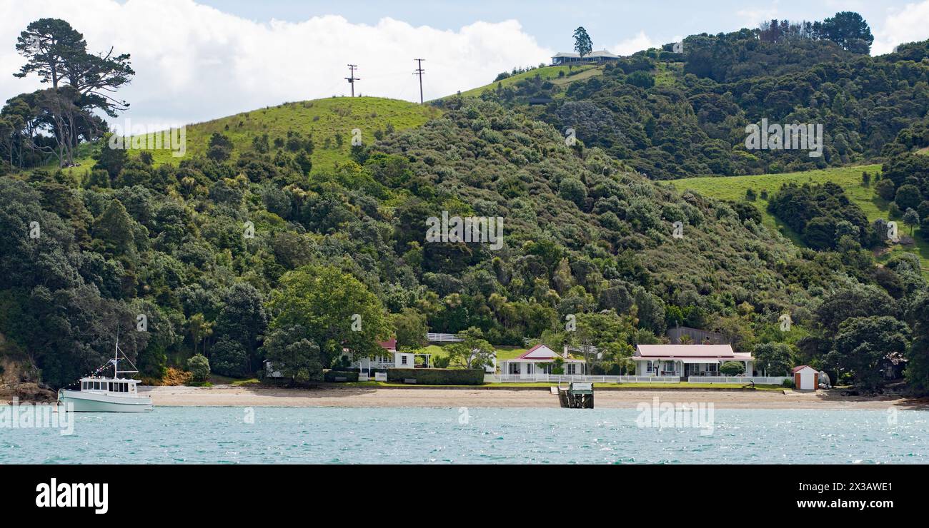 Mansions and fabulous houses of Waiheke island Stock Photo Alamy