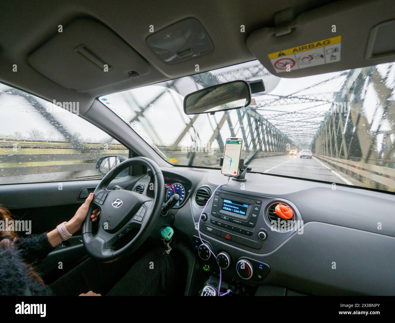 Rain on car window hi-res stock photography and images - Page 15 - Alamy