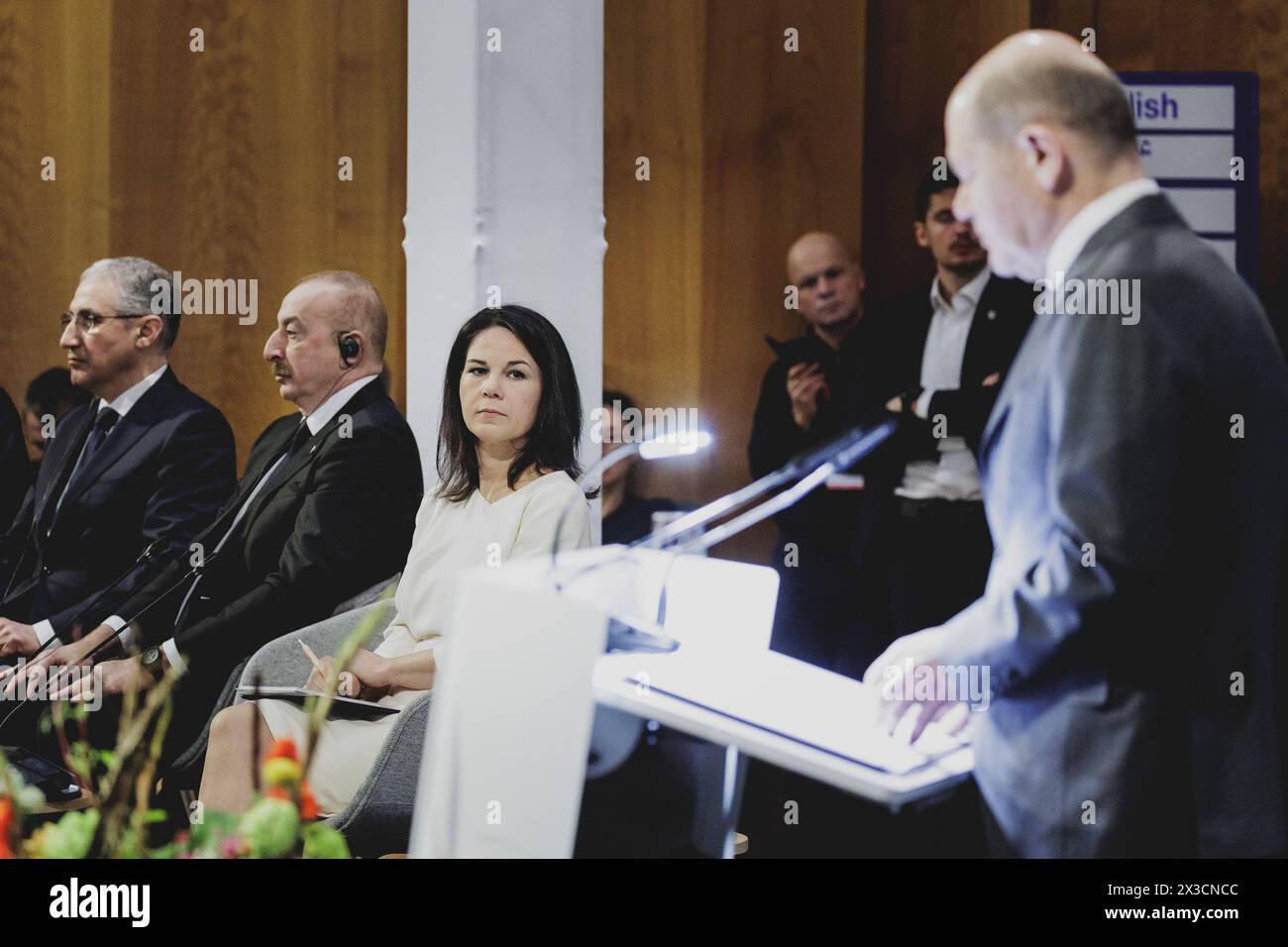 R-L Olaf Scholz SPD, Bundeskanzler, Annalena Baerbock Buendnis 90/Die ...