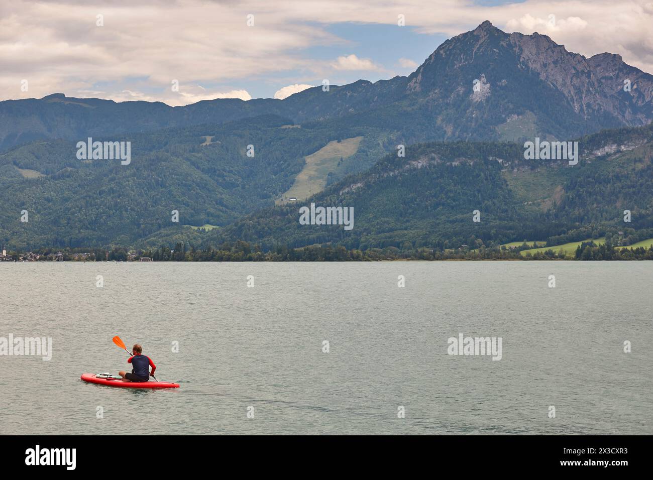 Padling on Wolfgangsee lake. Salzburgerland. Austrian mountain landscape Stock Photo