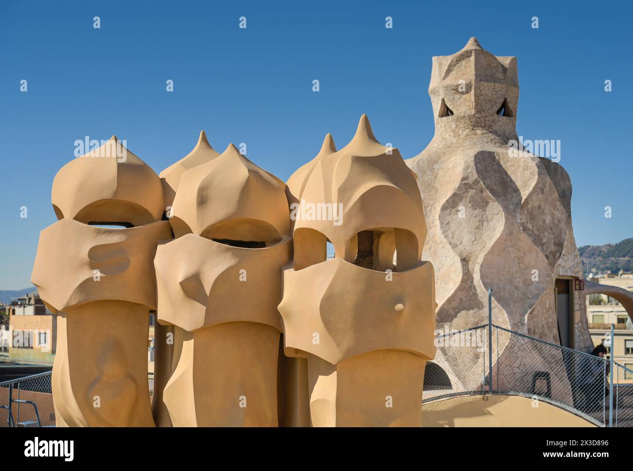 Dach mit Schornsteinen, La Pedrera, Casa Mila von Antoni Gaudi, Barcelona, Katalonien, Spanien Stock Photo