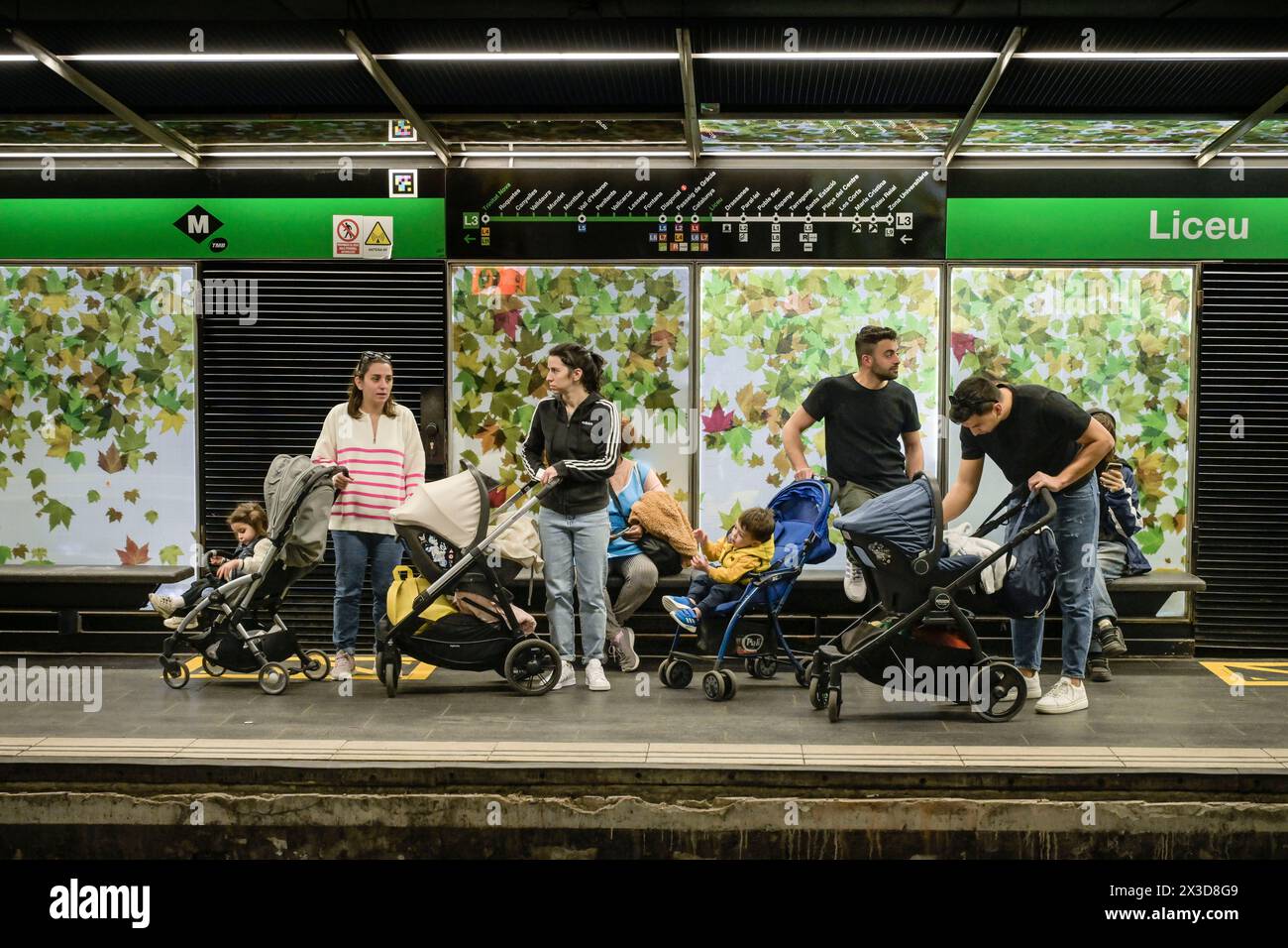 Eltern, Kinder, Metro, Bahnsteig, Barcelona, Katalonien, Spanien Stock Photo