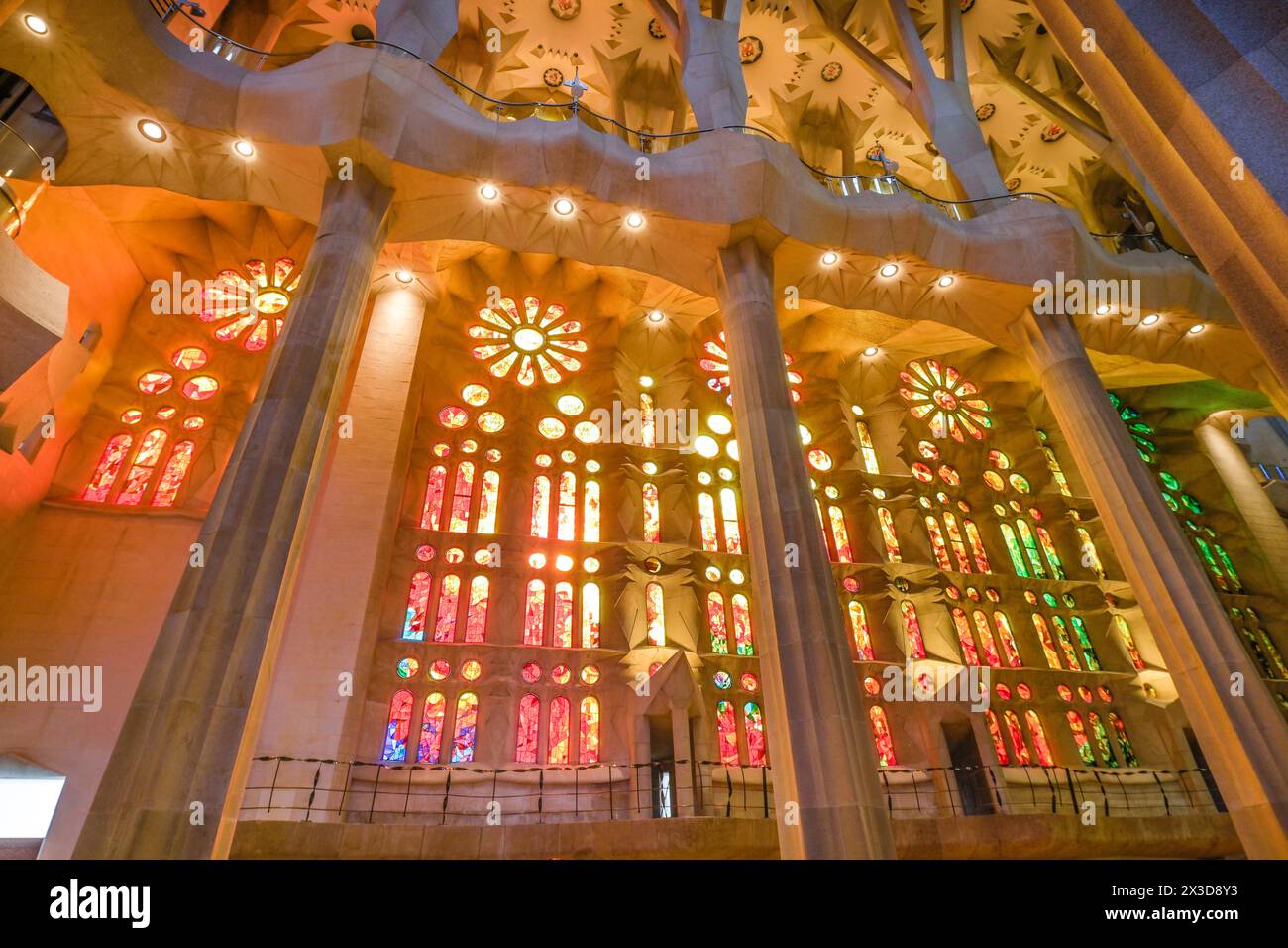 Bunte Bleiglasfenster im Seitenschiff, Sagrada Familia, Basilica von Antoni Gaudi, Barcelona, Katalonien, Spanien Stock Photo