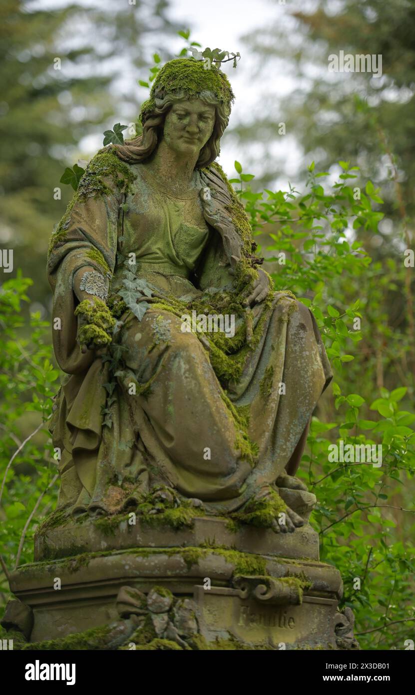 Moos, Trauerfigur, Symbolfoto für Tod, Trauer, Nordfriedhof, Wiesbaden, Hessen, Deutschland Stock Photo