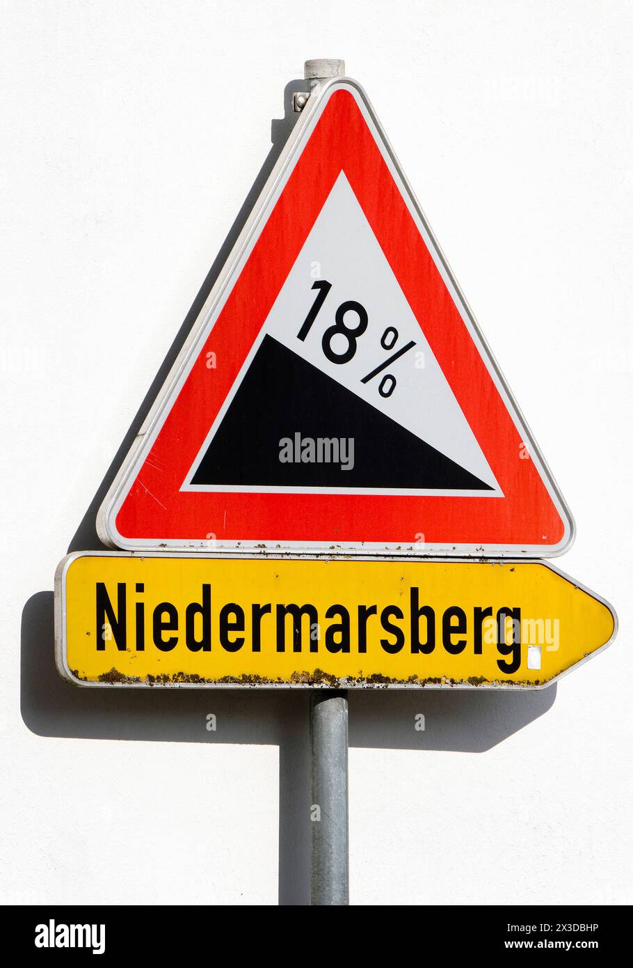 Traffic signs, 18 per cent steep hill downwards from Obermarsberg to Niedermarsberg, Germany, North Rhine-Westphalia, Sauerland, Marsberg Stock Photo