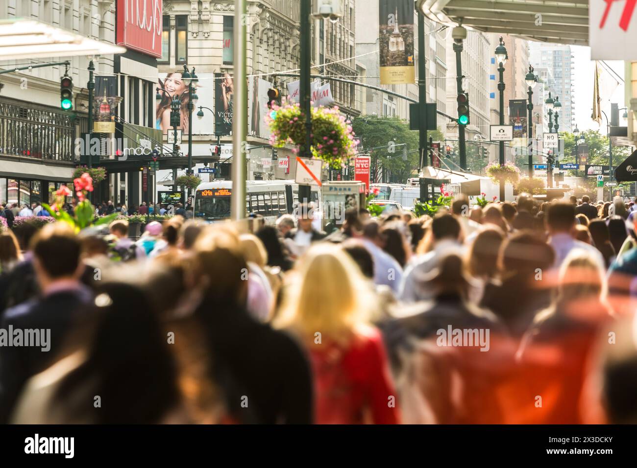 Commuters and shoppers in busy cental Manhattan, New York, U.S.A, America Stock Photo