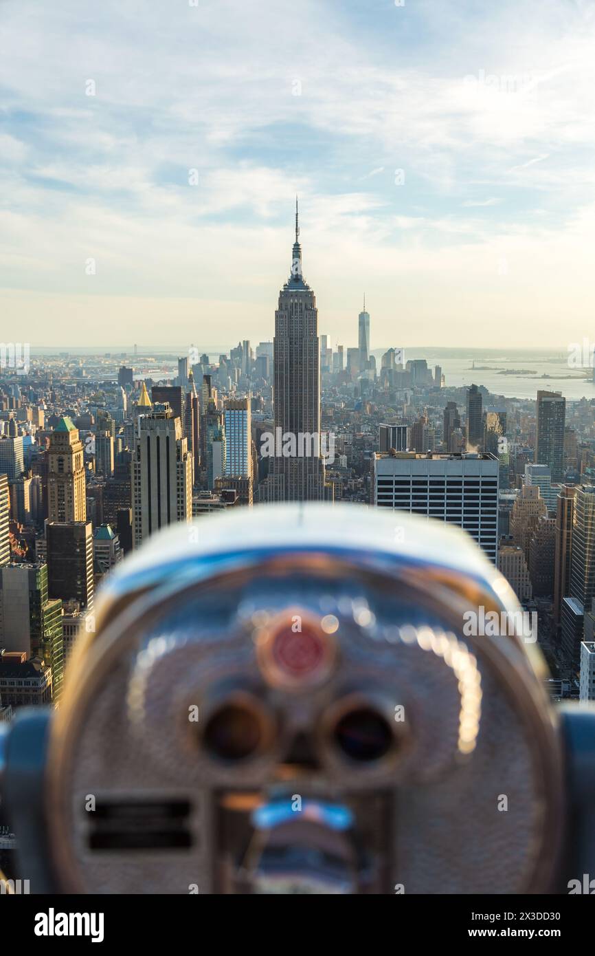 Coin operated telescope & view to Empire State Building & Manhattan, New York, USA Stock Photo