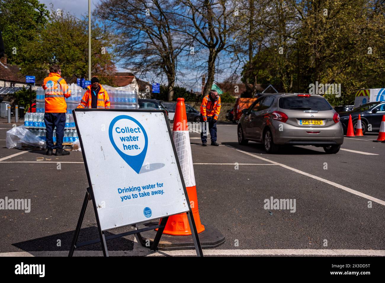 Oxford, 26th April 2024. During an interrpution in supply, Thames Water ...