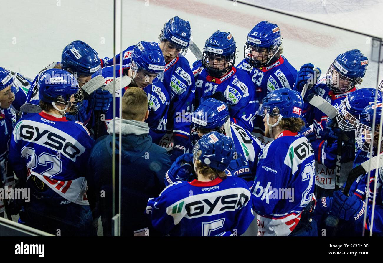 EHC Kloten U20-Elit Headcoach Juhani Suomalainen erklärt seinen Spielern, während dem Time-out kurz vor Ende des Spiels, die nächste taktischen Züge. Stock Photo
