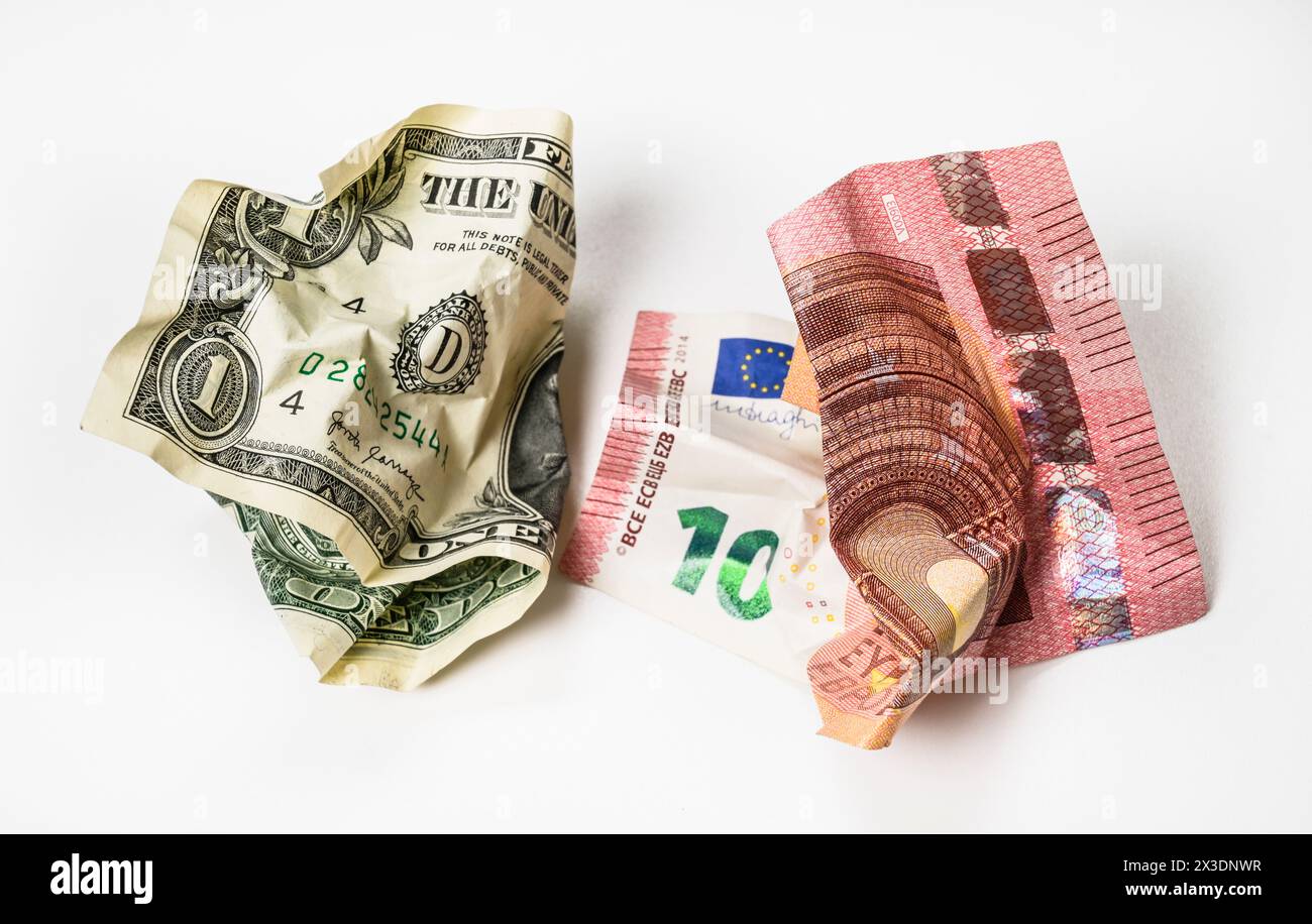 Symbolfoto schwacher Euro, schwacher Dollar, Problem, zerknüllte Scheine Stock Photo