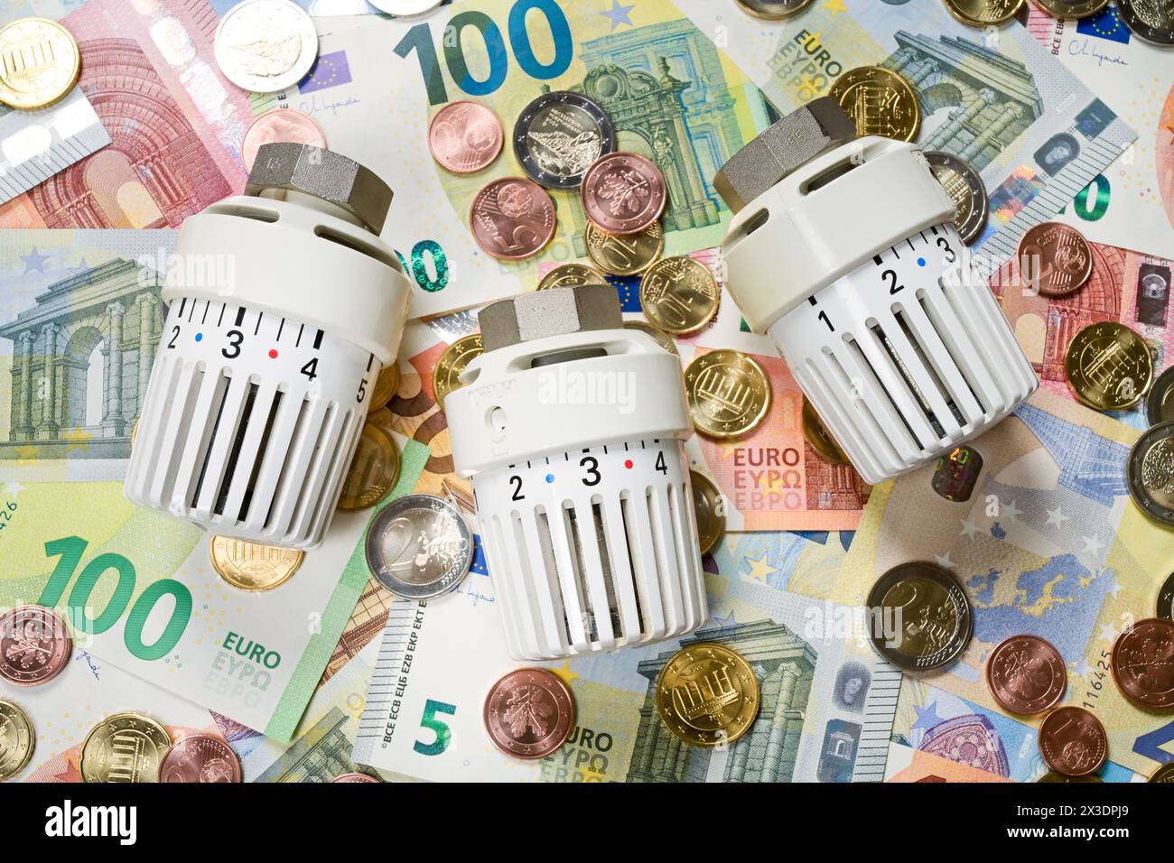 Symbolfoto Heizkosten, Energiekosten, Thermostat, Geld, Euro Stock Photo