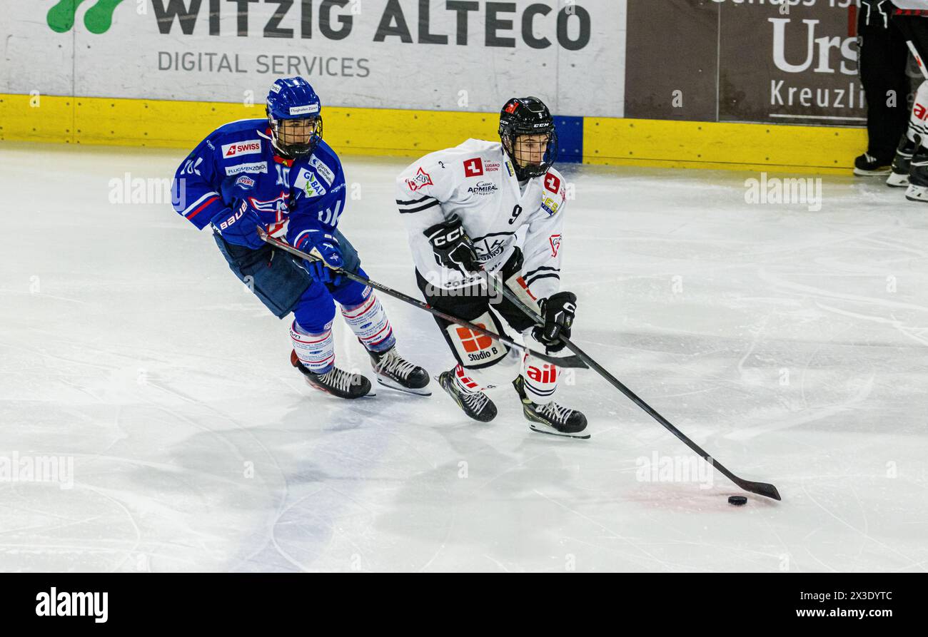 Lugano Stürmer 9 Ariele Bottoni wird in der neutralen Zone durch den