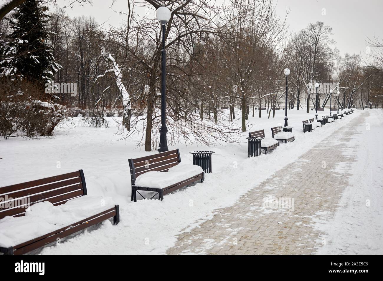 Alley benches in snowy city hi-res stock photography and images - Alamy