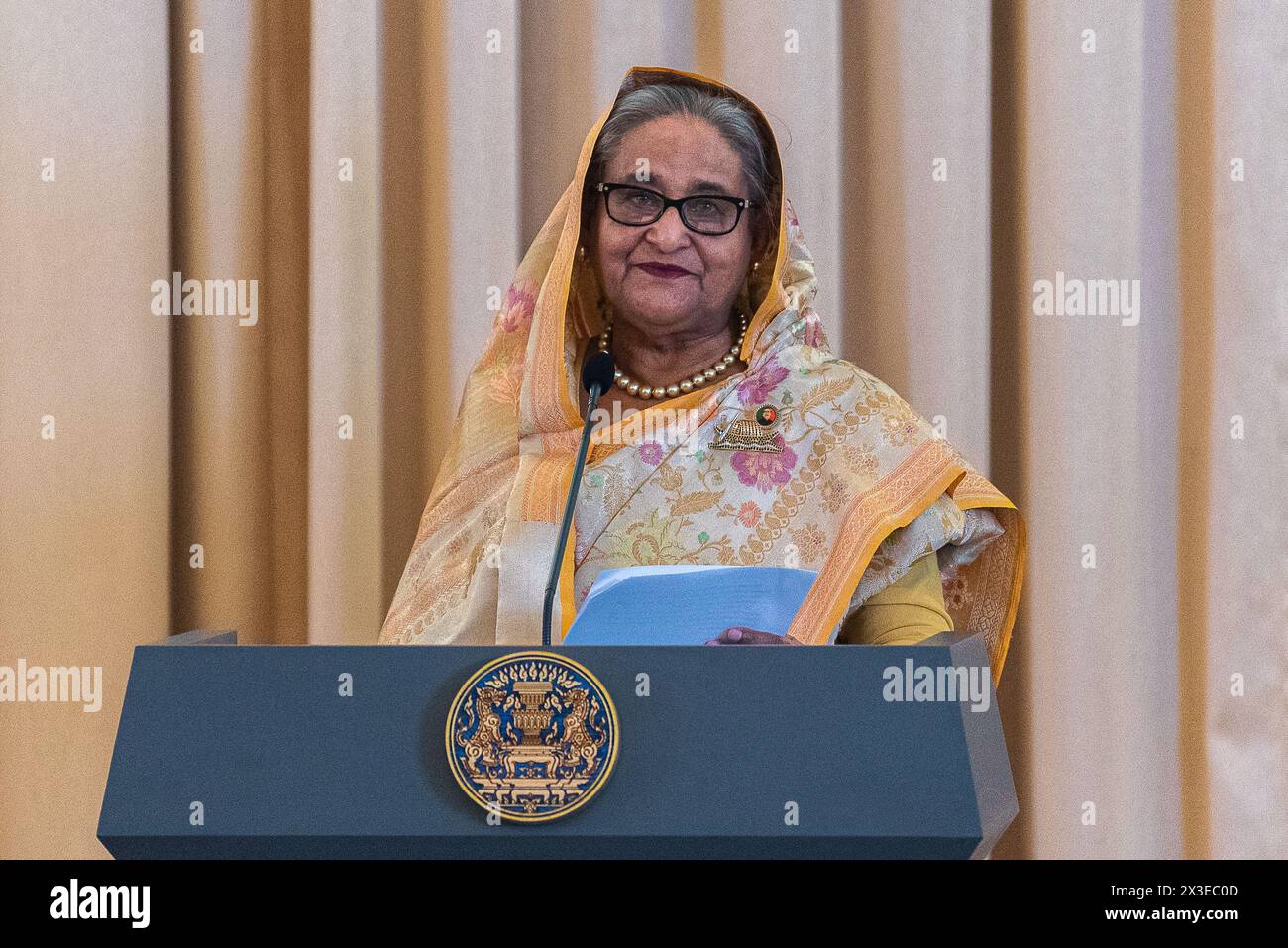Bangkok, Thailand. 26th Apr, 2024. Bangladesh's prime minister Sheikh Hasina speaks to the media during a press conference at Government House. Bangladesh's prime minister Sheikh Hasina is on a six-day official visit to Thailand that aim to strengthen ties between the two nations. Sheikh Hasina is the first prime minister of Bangladesh who official visit Thailand since 2002. Credit: SOPA Images Limited/Alamy Live News Stock Photo