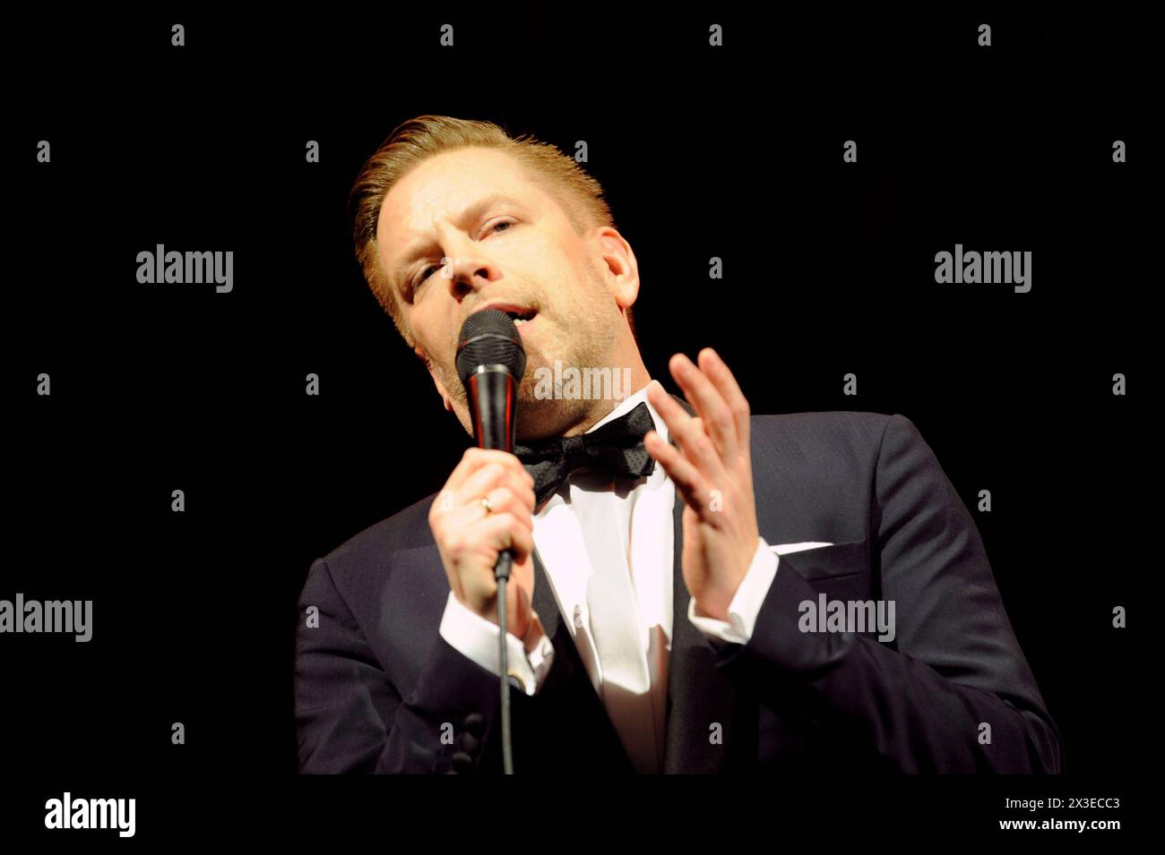 Der deutsche JazzSänger Tom Gaebel im Oberhausener Ebertbad. German