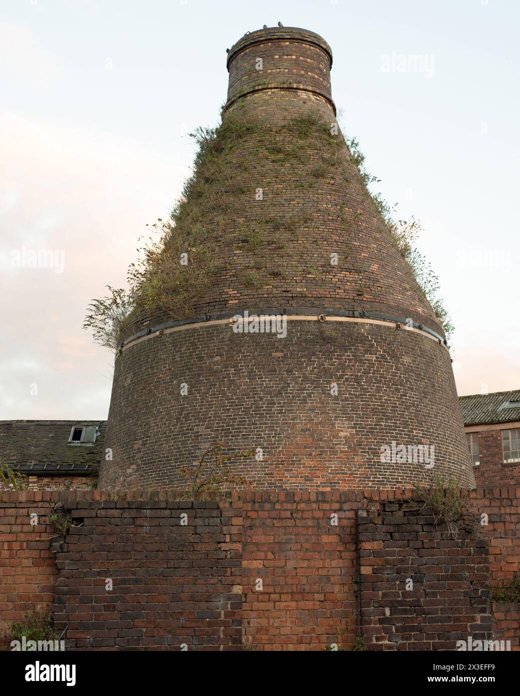 Old bottle kiln in the potteries Stock Photo - Alamy