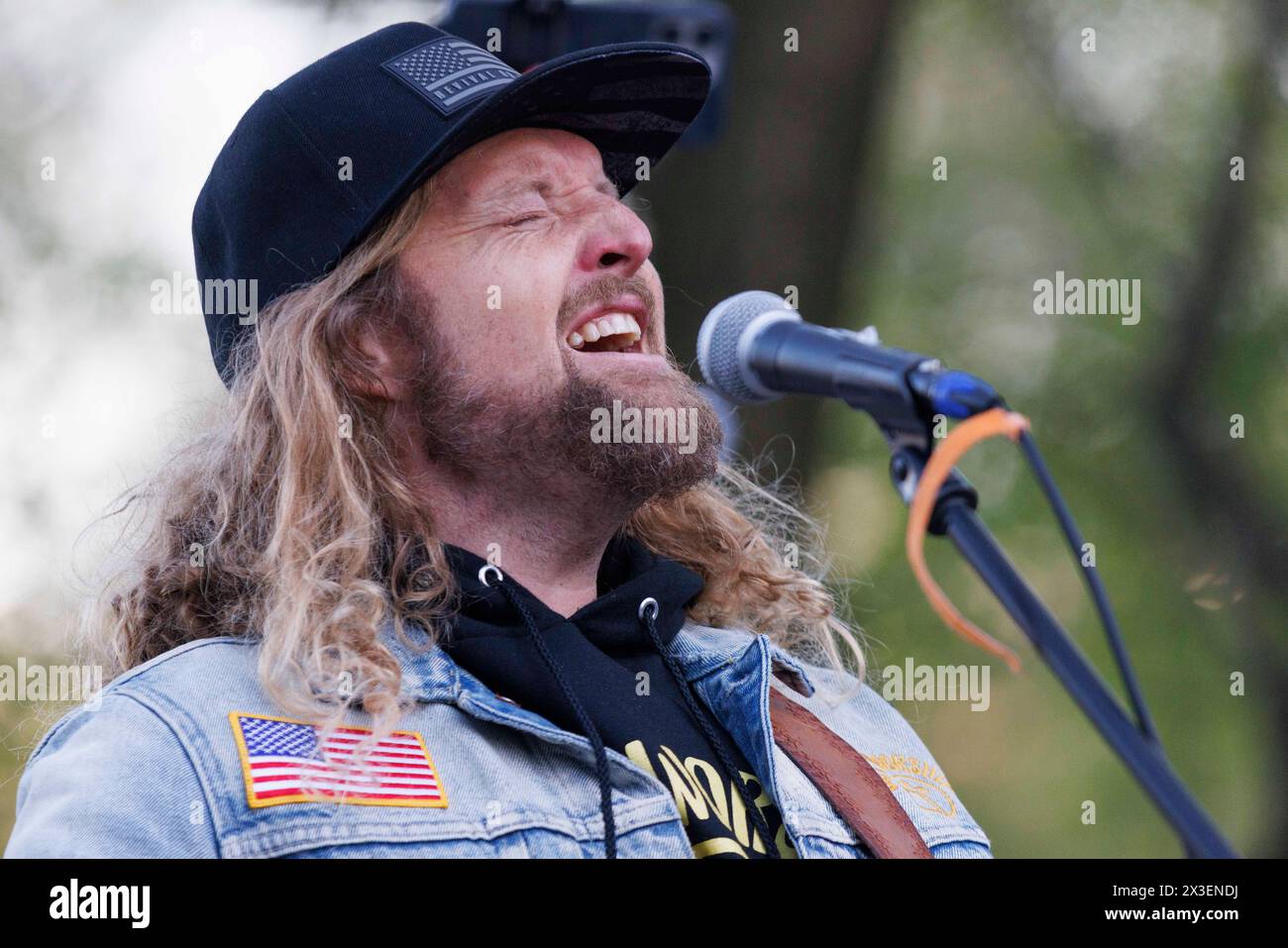 New York City, USA. 25th Apr, 2024. Sean Feucht, an extreme right-wing Christian dominionist personality, sings at a gathering of evangelical zionists. A noisy mixture of pro-Israel, pro- and anti-Zionist, and evangelical Christians demonstrated outside New York City's Columbia University, whose campus is currently occupied by a Pro-Palestinian encampment, on April 25, 2024. (Photo by John Rudoff/Sipa USA) Credit: Sipa USA/Alamy Live News Stock Photo