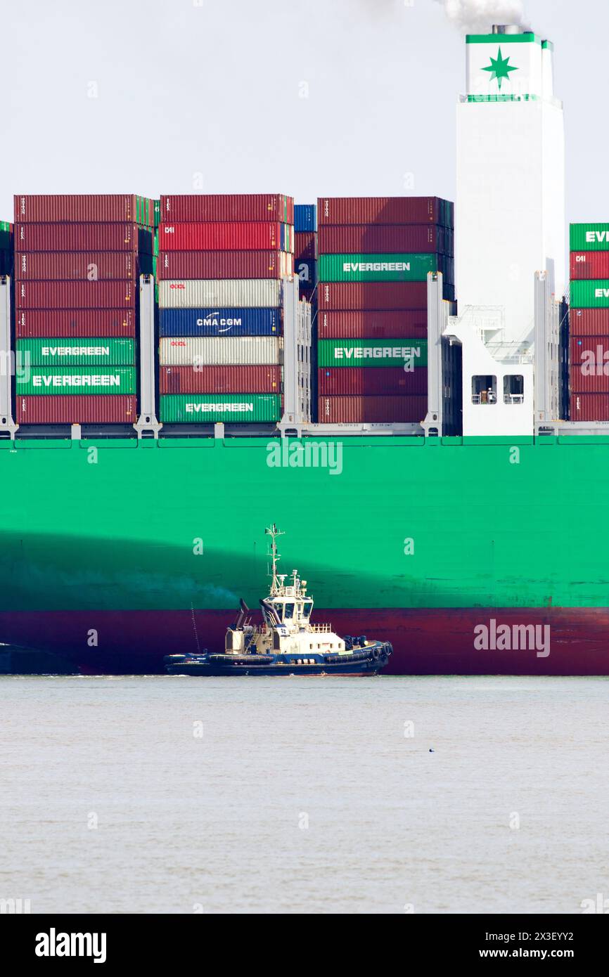Tug boat assisting container ship hi-res stock photography and images ...