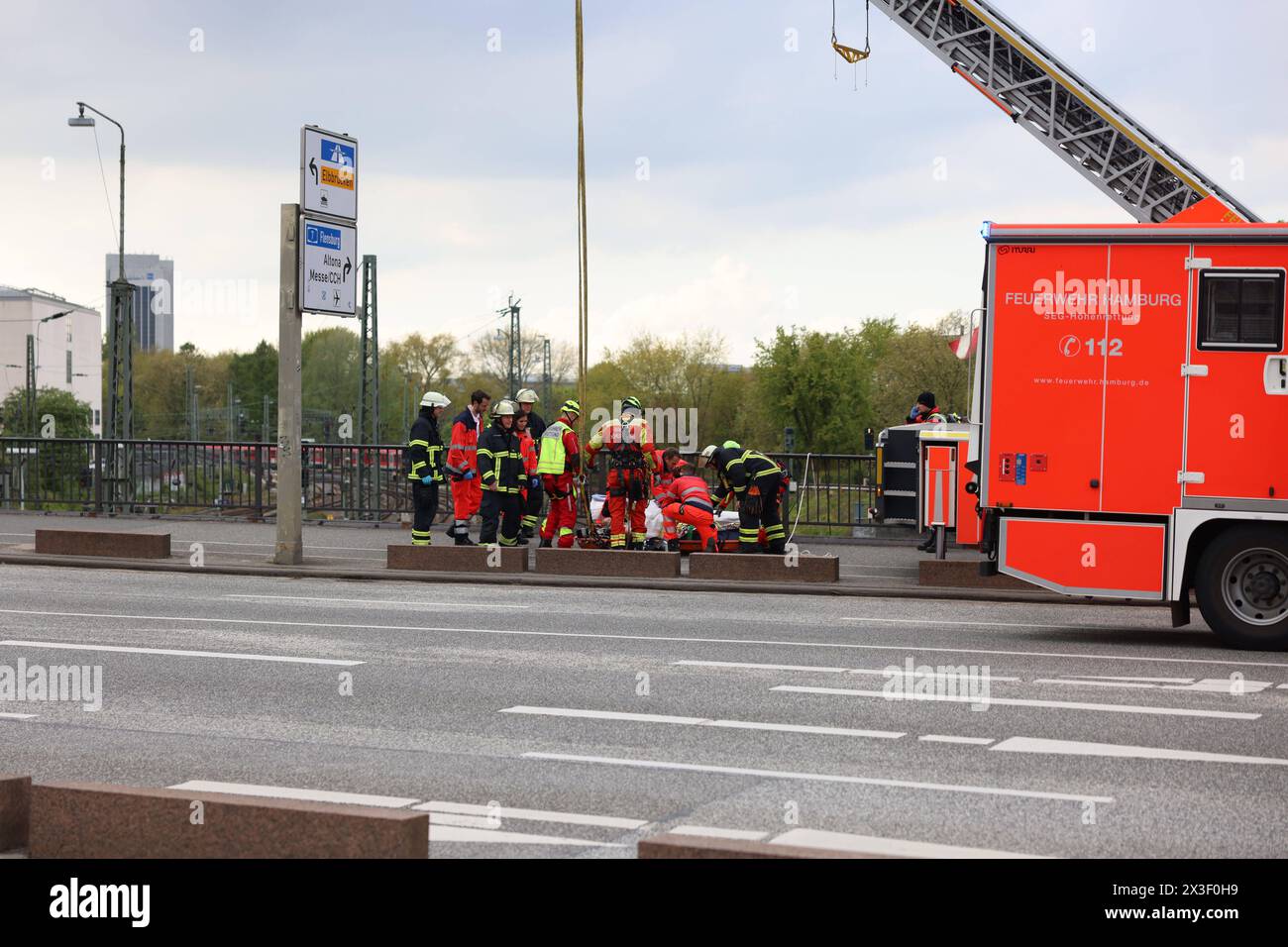 Arbeitszug am Hamburger Hauptbahnhof entgleist. Sanitäter retten einen der Verletzten mit einem Rettungskorb an einer Feuerwehr Drehleiter. Hamburg, der 26.04.2024 Arbeitszug am Hamburger Hauptbahnhof entgleist, Hamburg Hamburg Deutschland Hamburger Hauptbahnhof *** Work train derailed at Hamburg Central Station Paramedics rescue one of the injured with a rescue cage on a fire department turntable ladder Hamburg, 26 04 2024 Work train derailed at Hamburg Central Station, Hamburg Hamburg Germany Hamburg Central Station Stock Photo