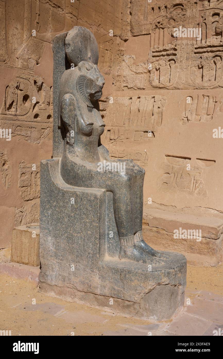 A basalt statue of the warrior goddess Sekhmet at the Mortuary Temple ...