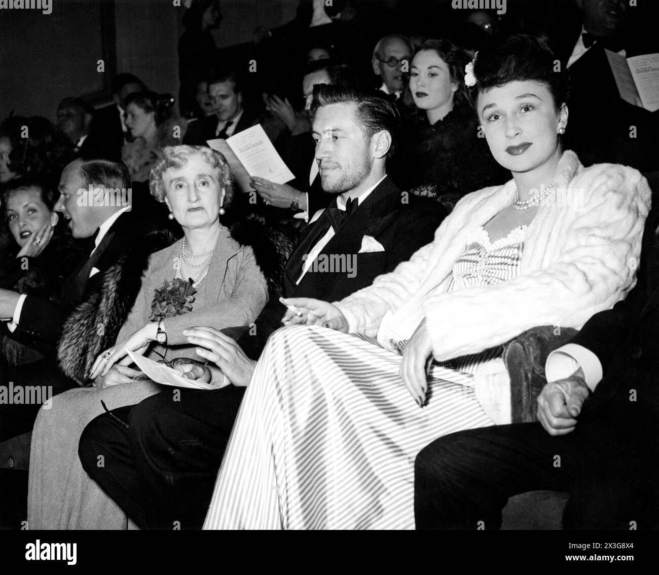 PATRICIA ROC RONALD NEAME Mrs. WITHERS (mother of Googie) JOHN McCALLUM HAZEL COURT (behind) and GOOGIE WITHERS at the premiere at The New Gallery cinema, Regent Street, London in June 1947 of GOOGIE WITHERS JEAN KENT and JOHN McCALLUM in THE LOVES OF JOANNA GODDEN 1947 directors CHARLES FREND and (uncredited) ROBERT HAMER novel Sheila Kaye-Smith screenplay H.E. Bates music Ralph Vaughan Williams producer Michael Balcon Ealing Studios / General Film Distributors (GFD) Stock Photo