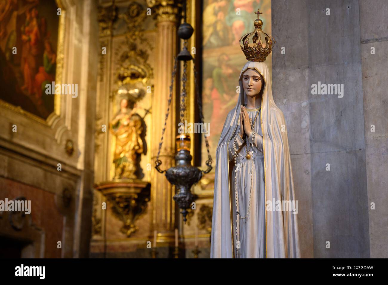 Statue of Our Lady of Fatima. Igreja da Madalena [Catholic Church of St Mary Magdalene], Lisbon, Portugal. Stock Photo