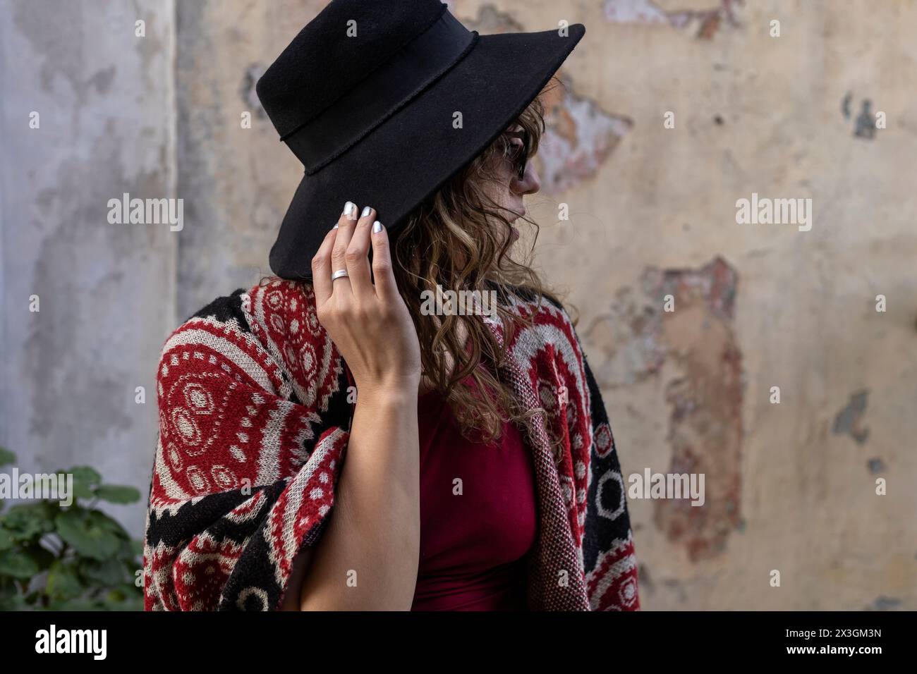 Latin woman wearing sunglasses hi-res stock photography and images - Alamy