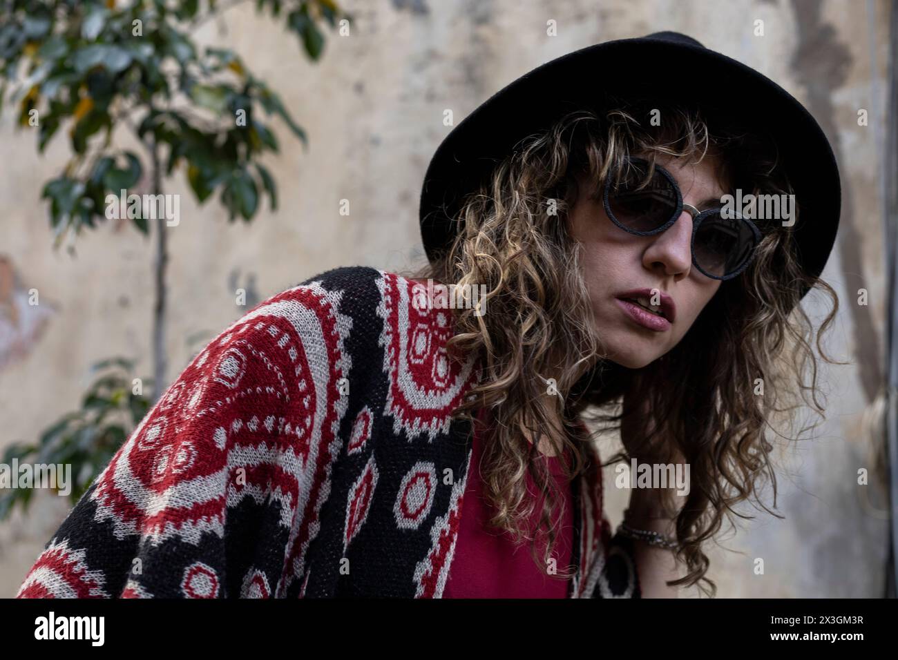 Latin woman wearing sunglasses hi-res stock photography and images - Alamy