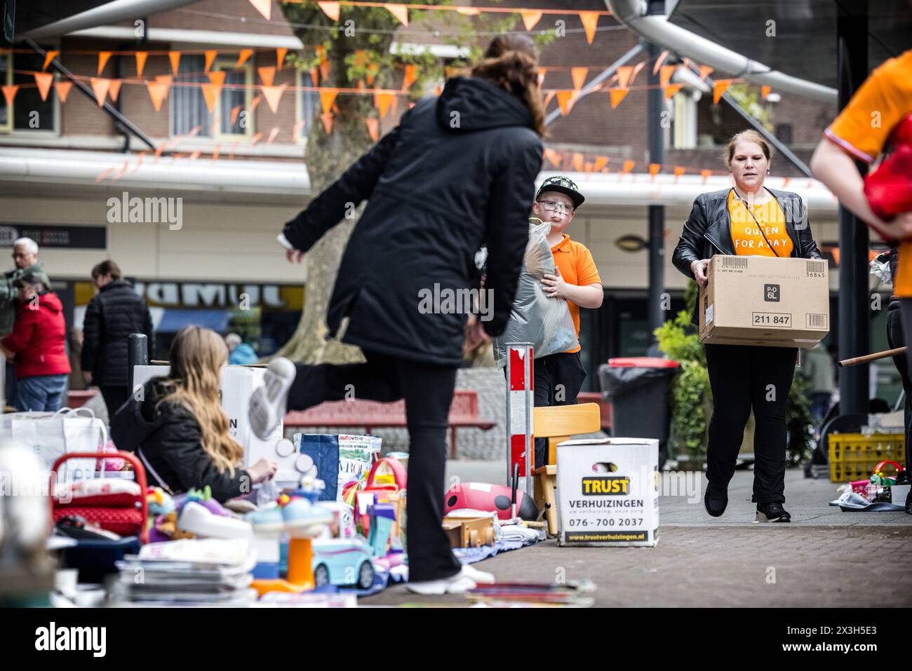 VELDHOVEN - People prepare for the flea market during the celebration of King's Day. While the royal family visited Emmen, the national holiday was also fully celebrated in the rest of the country. ANP ROB ENGELAAR netherlands out - belgium out Stock Photo